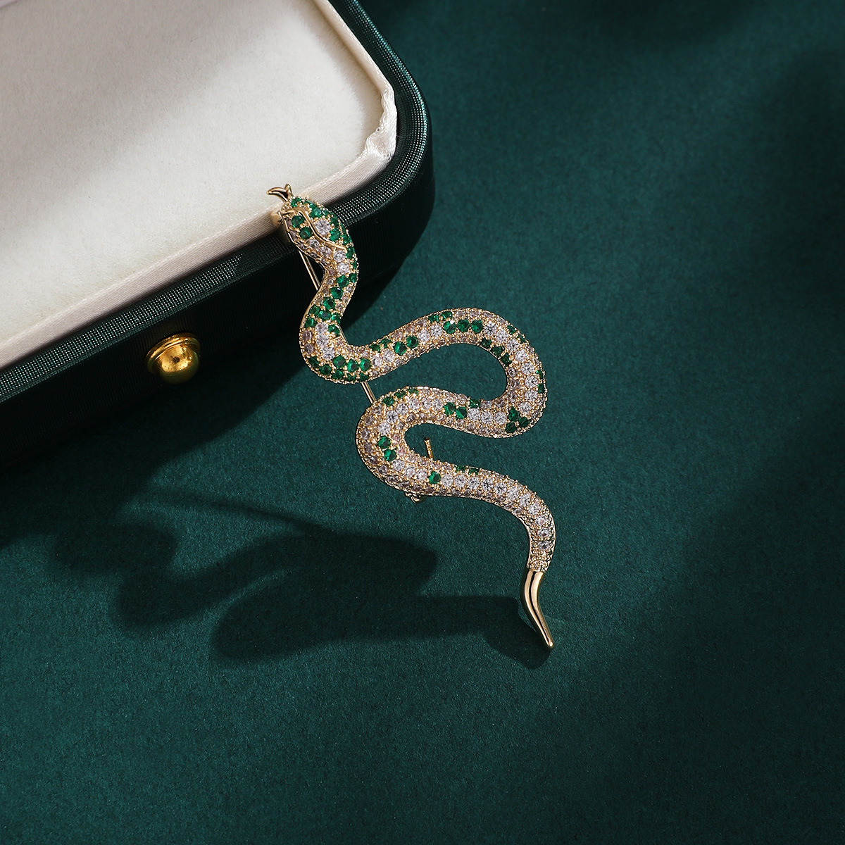 Nuevo diamante verde broche de serpiente verde de alta calidad zodiacal serpiente gay pin animales exquisitos accesorios de traje al por mayor image 4