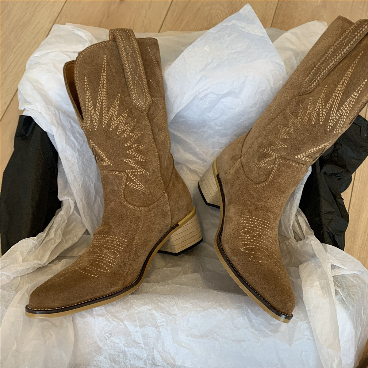 Mid-calf rider boots with large pointed points and thick heels embroidered sleeves_voghion.com