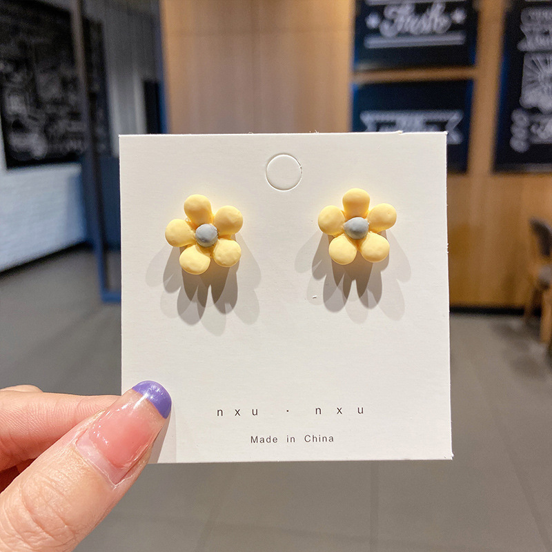 Pendientes transfronterizos, pendientes de metal de alta calidad, pendientes de 2025 nuevos pernos de moda, temperamento ligero y lujoso, pendientes de atmósfera