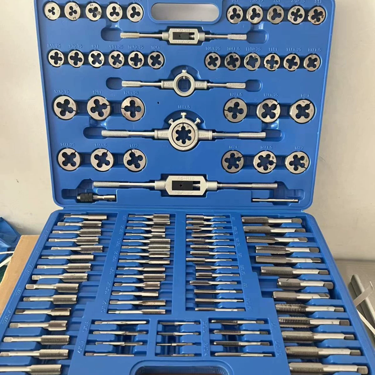 Набор метчиков и плашек, комбинированный набор метчиков и плашек, полный набор метчиков и плашек, держатель для метчиков и плашек, ручные метчики и плашки.