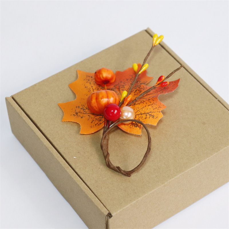 新しく現れたカエデの葉のカボチャのハロウィンのナプキンのリングのナプキンは秋のシミュレーションのベリーの感謝祭の装飾の花輪を掛けて国境を越えます。|undefined