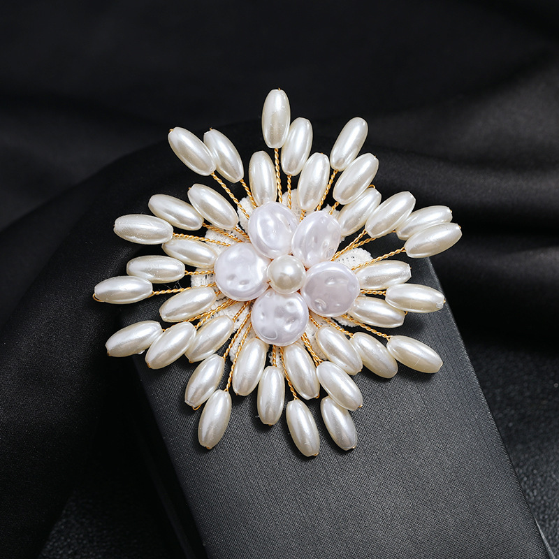 Elegante elegante de lujo broche de perlas de imitación de moda de las mujeres todo fósforo copo de nieve PIN de alta gama elegante ramillete ACCESORIOS DE LA CAPA