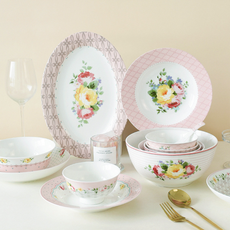 Flores románticas de alto valor de hueso de porcelana cubiertos set platos y palillos de cerámica casados nuevos platos y palillos domésticos