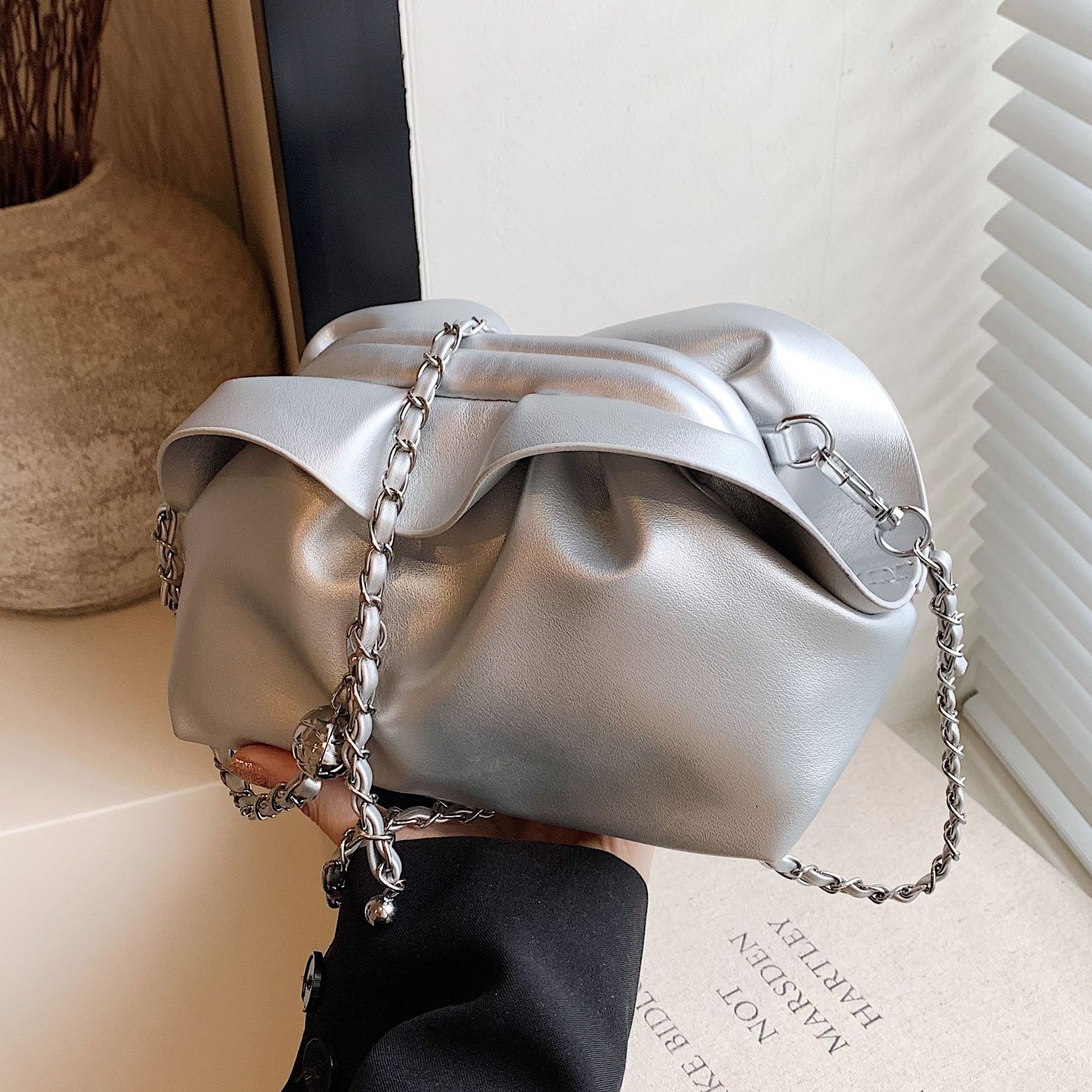 Bolso de axila de nube de boca de clip de pliegue femenino 2024 nuevo bandolera de nicho bolso de axila de cadena de todo fósforo de moda coreana