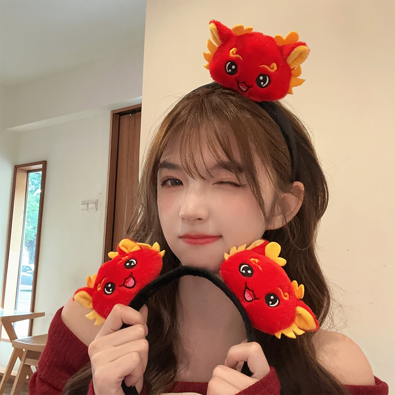 可愛毛絨龍寶發箍紅色新年元旦頭飾龍年髮飾束髮洗臉表演搞怪頭箍