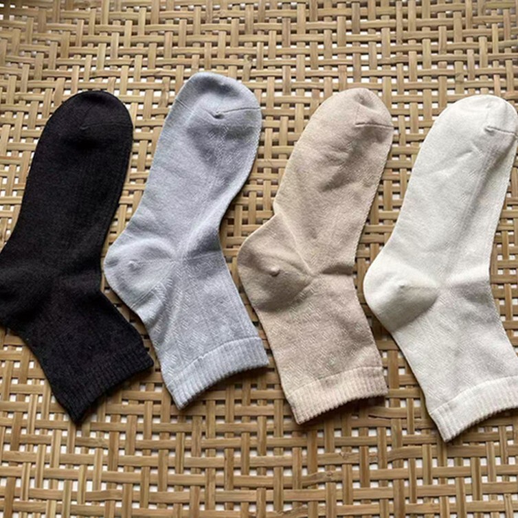 Mid-Calf Thin Socks for Men and Women, Made of Mulberry Silk with Hollow Design, Suitable for All Seasons, Comfortable and Breathable, Moisture-Wicking and Breathable
