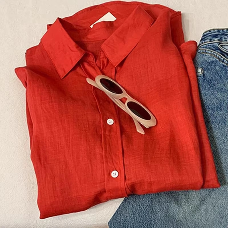 A striking white and red long-sleeved shirt, loose-fitting, slimming, and offering sun protection, perfect for spring and summer, with a sophisticated and relaxed style A striking white and red long-sleeved shirt, loose-fitting, slimming, and offering sun protection, perfect for spring and summer, with a sophisticated and relaxed style