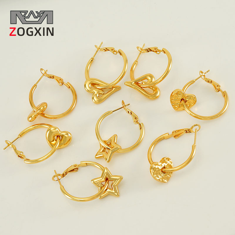 2023 nuevos pendientes de corazón de melocotón de oro 18K transfronterizos femeninos de acero inoxidable europeo y americano diseño hueco pendientes de estrella de amor femenino