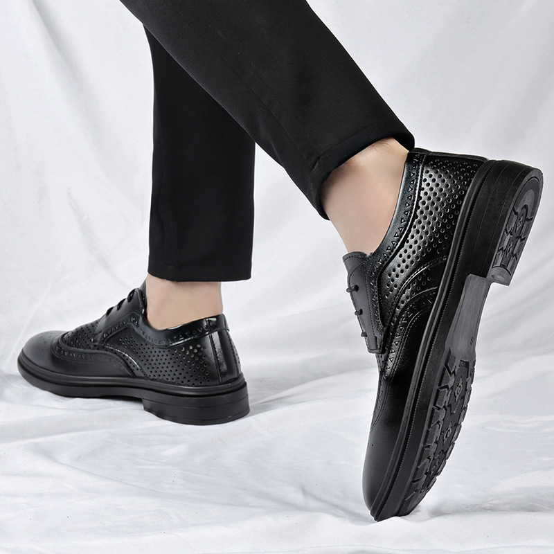 2025 nuevos zapatos de verano para hombre, zapatos de cuero Brock británico de negocios huecos, zapatos con agujeros para hombre, zapatos de aumento de altura con cordones