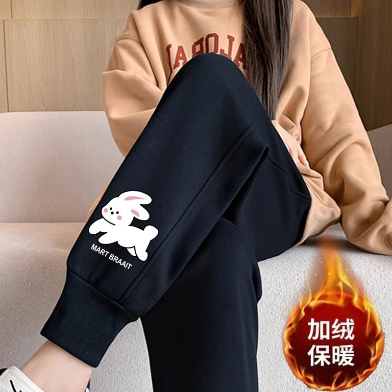 흰 토끼 나사 블랙 팬츠와 벨벳