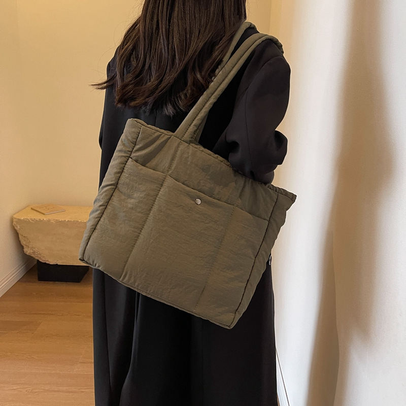 Bolso de color sólido, bolso de hombro de mujer, bolso de tendencia de gran capacidad, bolso de moda simple, bolso de plumón.