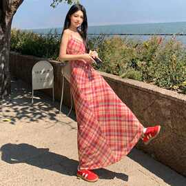 高级感气质格纹吊带裙女夏季海边度假风红色收腰连衣裙包臀裙长裙