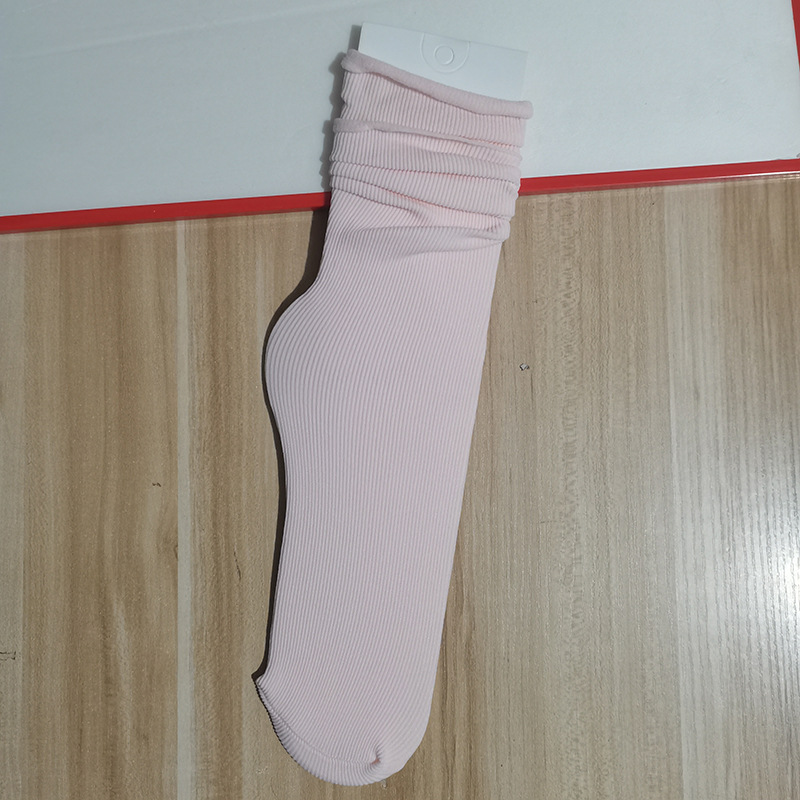 Primavera y verano calcetines de algodón peinados delgados calcetines de confinamiento sin hueso anti-pilling calcetines de moda casual transpirable de color sólido calcetines de pila al por mayor