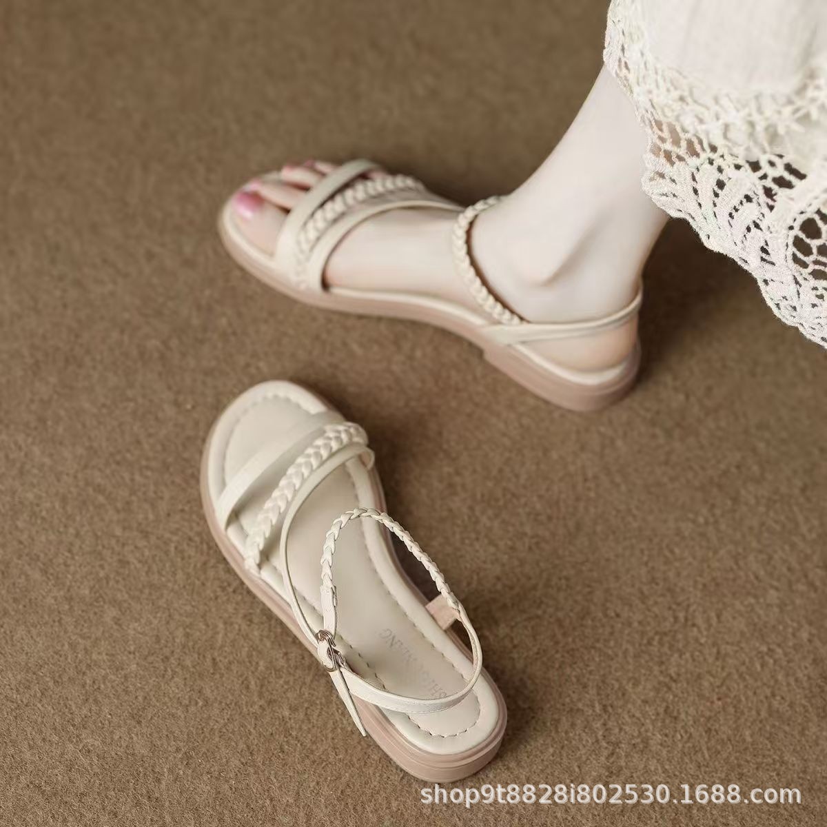 Zapatos para mujeres verano de 2026 nuevo estilo de hadas piso plano tejiendo sandalias francesas para estudiantes sandalias romanas de suela suave