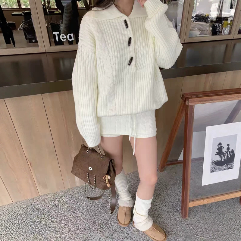Relaxed and casual style knitted set for women: a loose-fitting sweater with a collar and horn buttons, paired with a knitted short skirt and pants, a two-piece outfit Relaxed and casual style knitted set for women: a loose-fitting sweater with a collar and horn buttons, paired with a knitted short skirt and pants, a two-piece outfit