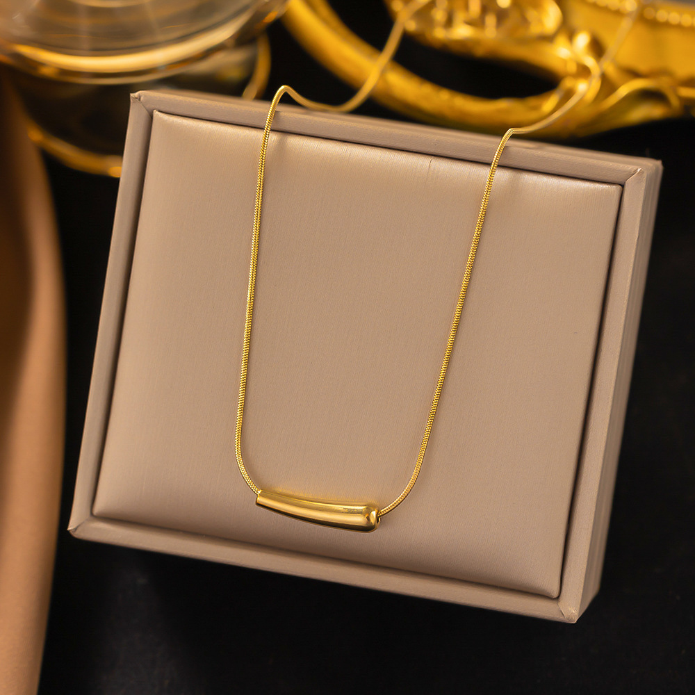 [collar de acero de titanio dorado + acero] collar de amor de nicho con cadena de clavícula avanzada en la moda de lujo ligero femenino