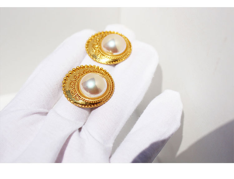 French Vintage Style Round Stud Big Pearl Silver Needle Earrings display picture 4