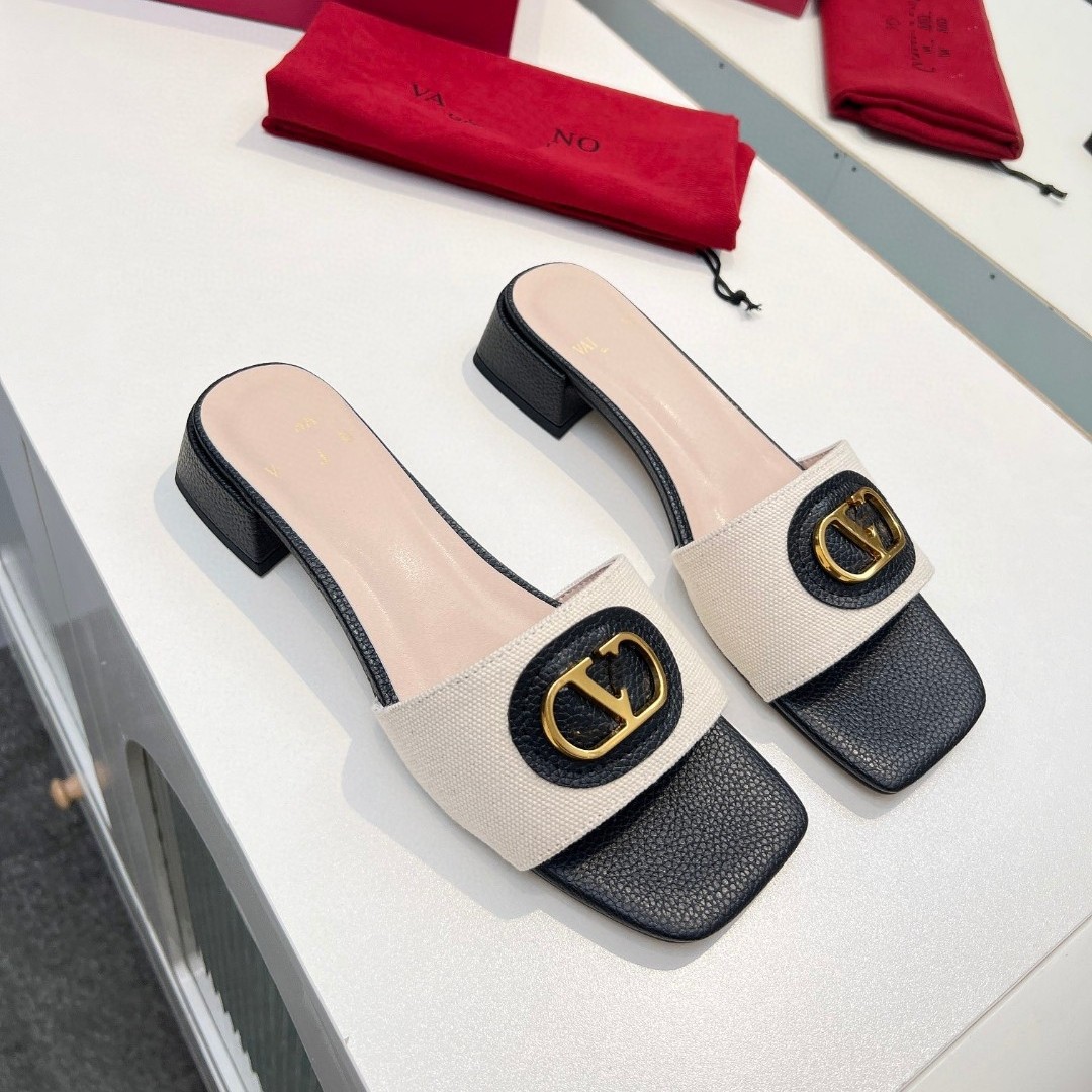 Alta versión 2025V casa de tacón bajo punta cuadrada punta abierta zapatillas clásicas de mujer con hebilla en V zapatillas de mujer de cuero exterior zapatillas de mujer
