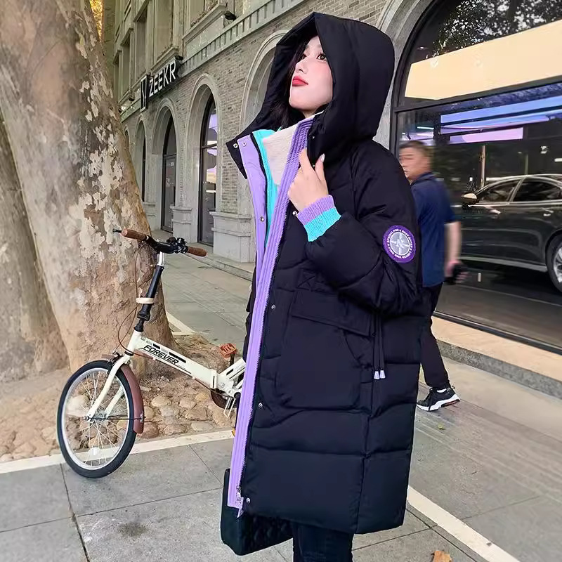 Capa de algodón de pluma para mujeres 2025, nueva chaqueta de invierno gruesa, chaqueta de algodón media y larga, chaqueta de algodón de color contrastante, chaqueta de algodón caliente