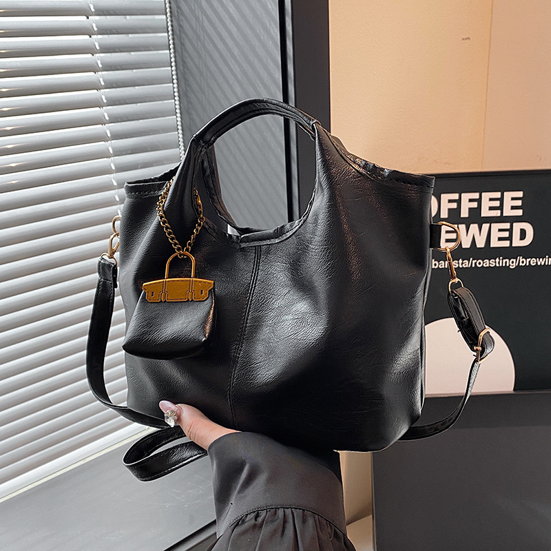 Bolsa de cubo retro 2024 nueva bolsa de hombro de gran capacidad, bolso de nicho elegante, bolso de cuero suave