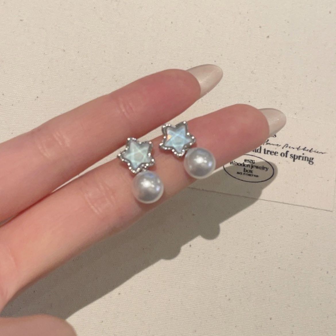 Pendientes de aro lisos para mujer, lujo ligero, pendientes de alta gama, pendientes populares, aretes de diseño exclusivo, aretes de otoño e invierno al por mayor