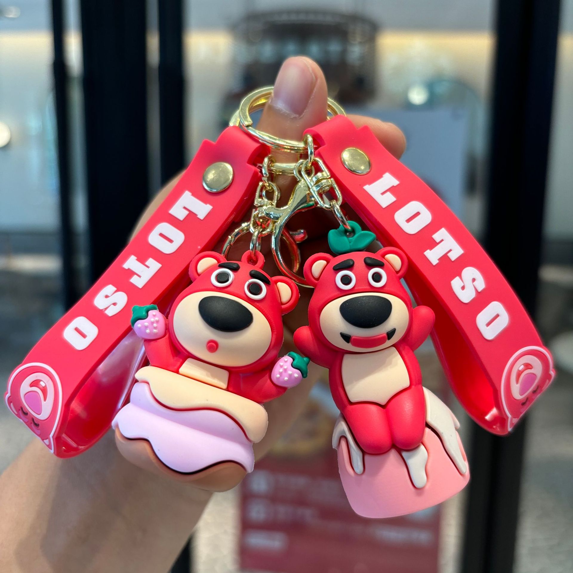 Cartoon Strawberry Bear Keychain PVC Puppet Colgante Keychain parejas lindas llaveras grabadoras de bebés pequeños regalos