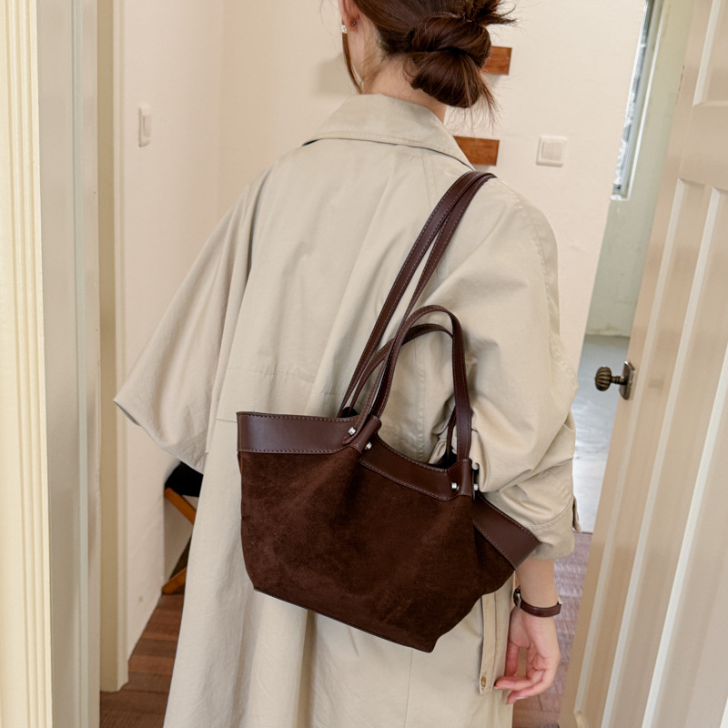 Vintage large-capacity underarm bag for women, 2026 new suede tote bag, simple shoulder bag