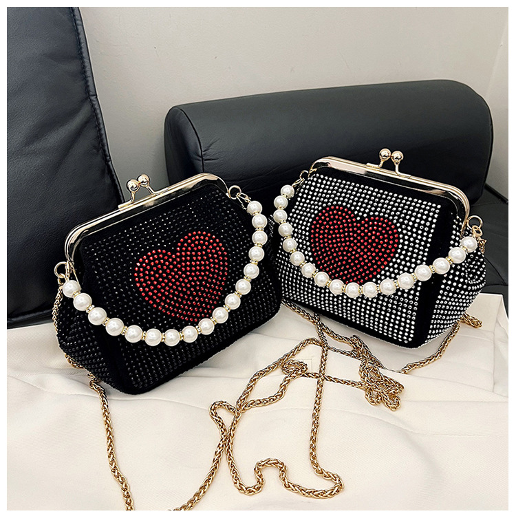 Mujeres Pequeña Cuero Sintético Forma De Corazón Elegante Estilo Vintage Cuentas Marco De Cierre Bolsa De Domo display picture 1