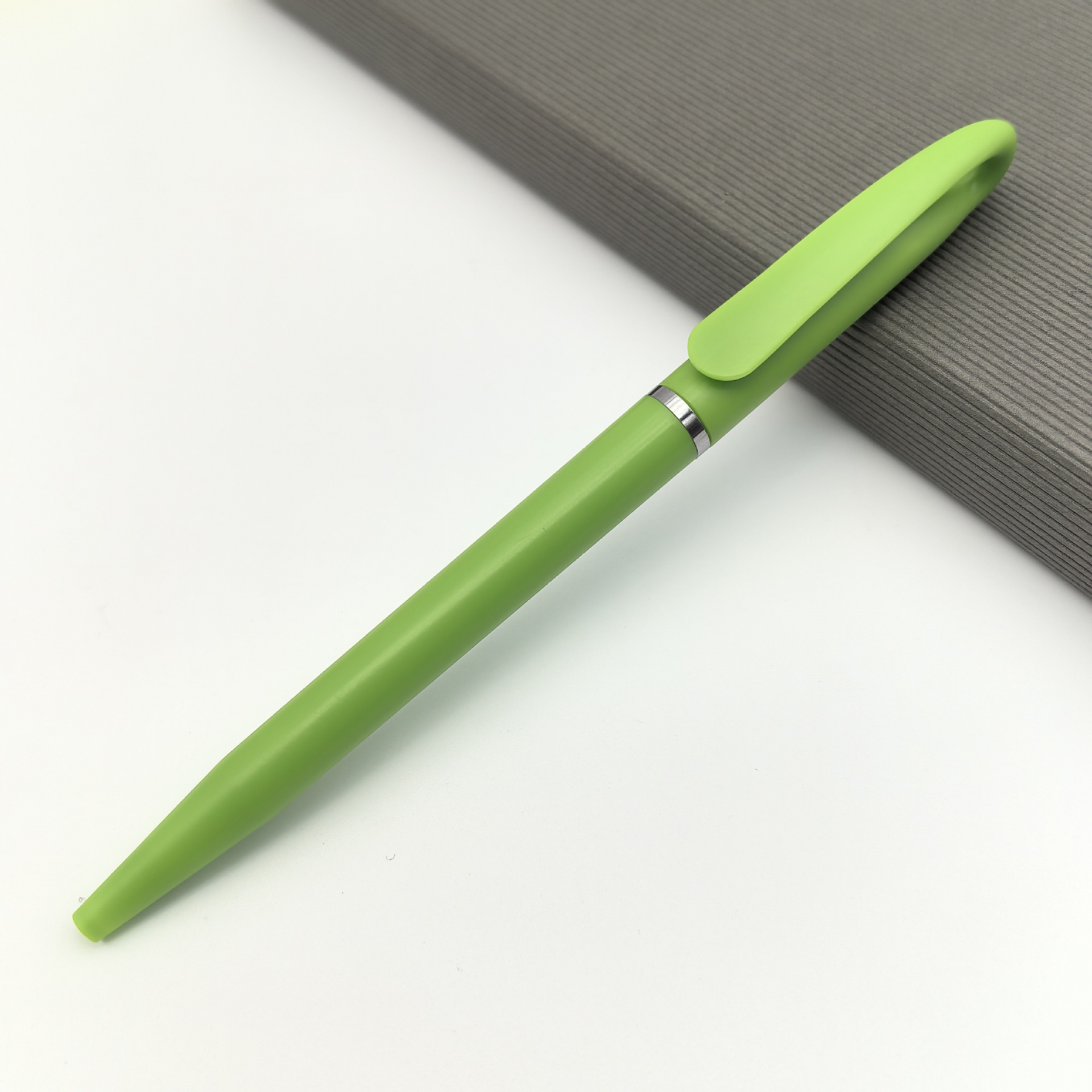 Mayorista colorido forma torsión pequeña pluma de bolas cisne creativa gancho de águila regalos impresión de bolígrafo logo hotel pluma