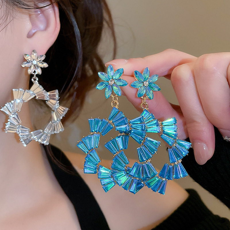 Hot Wheels! Diamond-Encrusted Flower Pendant Earrings, Fashionable and Exquisite Versatile Earrings, Light Luxury Niche High-End Earrings for Women Hot Wheels! Diamond-Encrusted Flower Pendant Earrings, Fashionable and Exquisite Versatile Earrings, Light Luxury Niche High-End Earrings for Women
