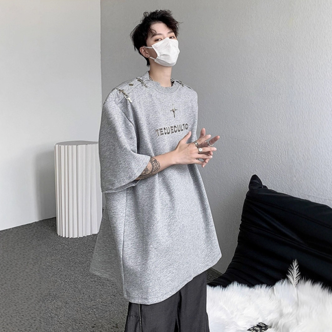 Einzigartiges T-Shirt im dekonstruierten Metalldesign für Herren, schwarze Kurzarmshirts für den Sommer, coole High-End-Fünfviertelärmel_voghion.com