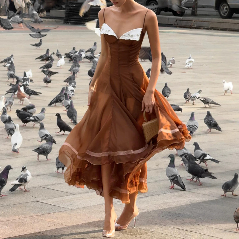 In-stock French-style color-blocked lace strap dress, Maillard waist-cinching, large hem, elegant and atmospheric long gown In-stock French-style color-blocked lace strap dress, Maillard waist-cinching, large hem, elegant and atmospheric long gown