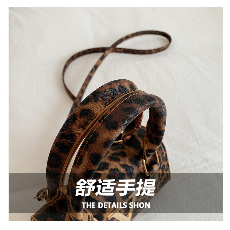 The new leopard print handbag is trendy and stylish. The crossbody bag has a simple texture and a spicy girl style. It is a unique single-shoulder small square bag undefined