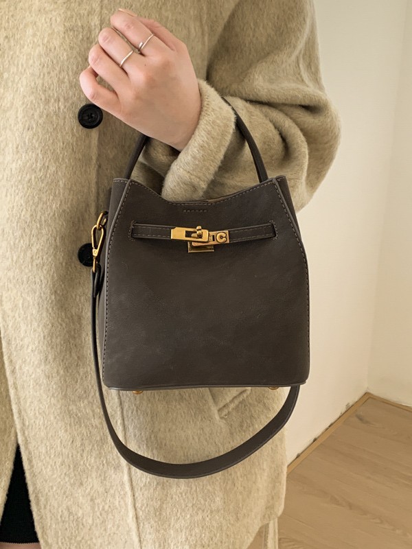 Super caliente canasta de platos de mano bolso de cubo de agua mujer venta caliente transfronteriza nuevo nicho coreano alto sentido versátil bolso mochila