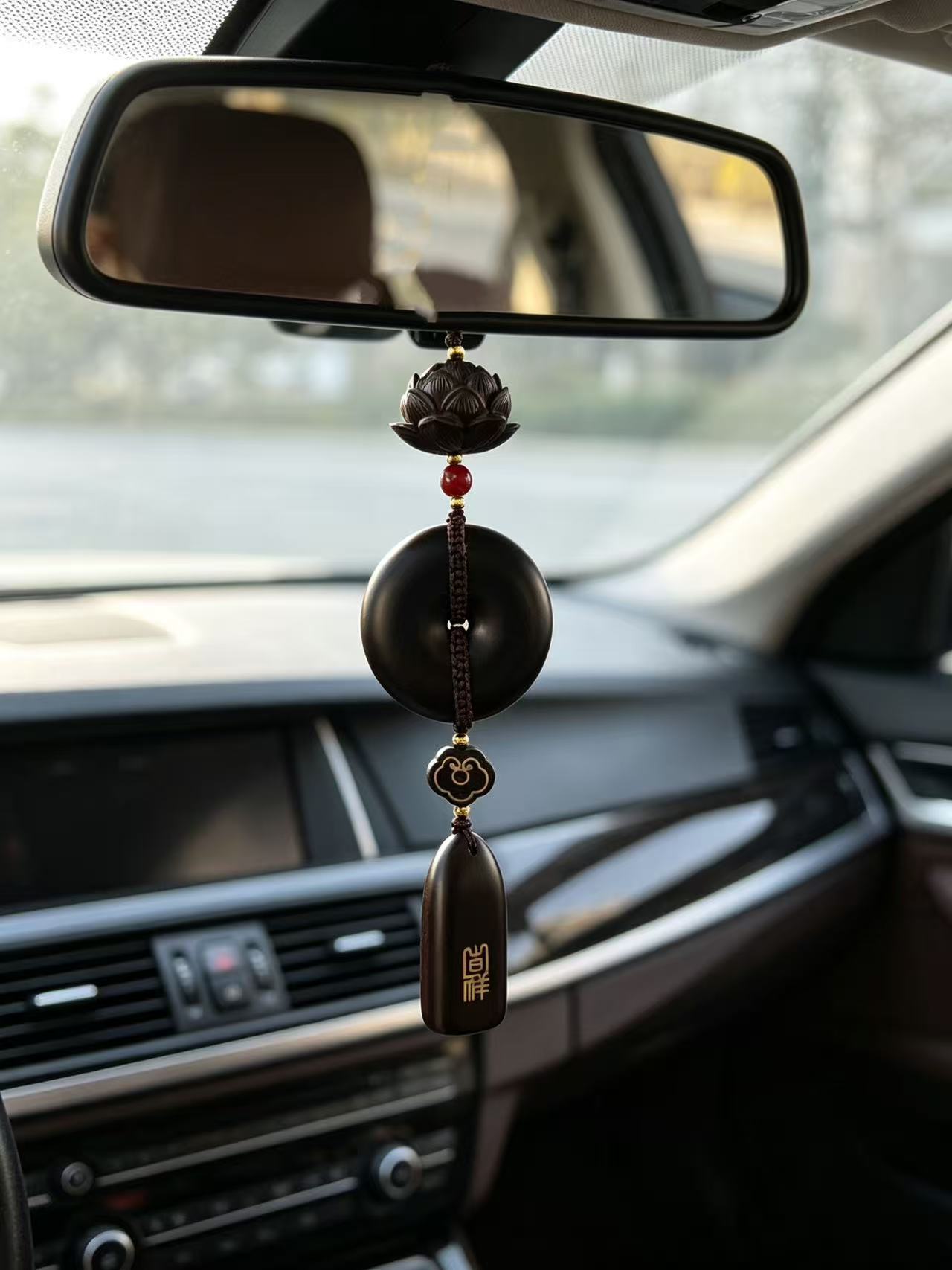 Traditional Chinese Style Sandalwood Peace Amulet Car Pendant for Rearview Mirror Interior Decoration Creative Bead Chain Hanging Ornament Wholesale