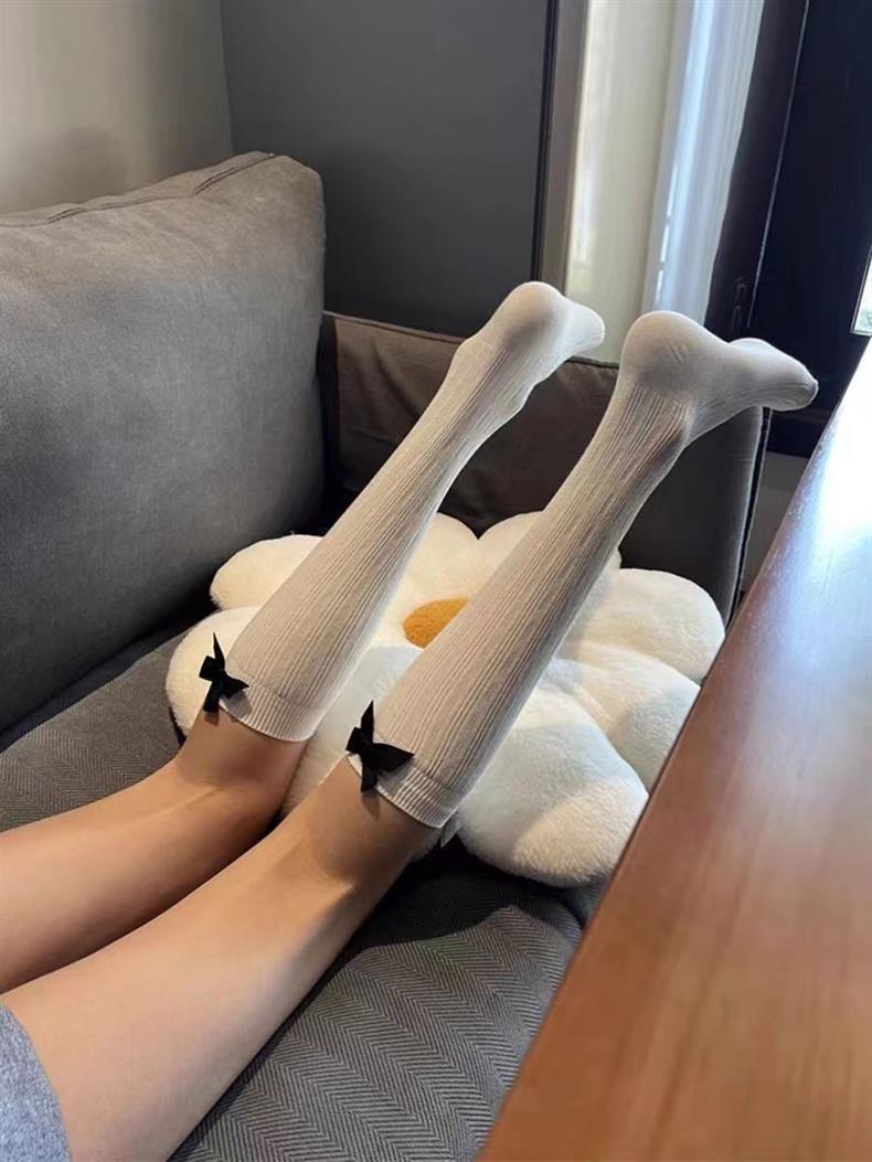 Bílá postava na zádech, mašlička hee, caf breathabe ponožky, kolena JK stye Instagram sim a roztomilé koláčové ponožky_voghion.com