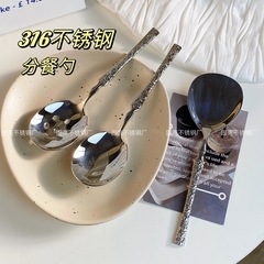 厚いハンマーの紋様316ステンレスの公共のスプーンの延長の料理のスプーンの大きいサイズのホテルの食事のスプーンの公のスプーンの漏れのスプーン