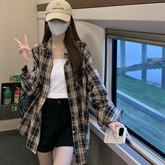 2025秋の新しいレトロな格子シャツの女性のコートの長袖の薄いカーディガンの上着はゆったりしていて怠惰なシャツです。