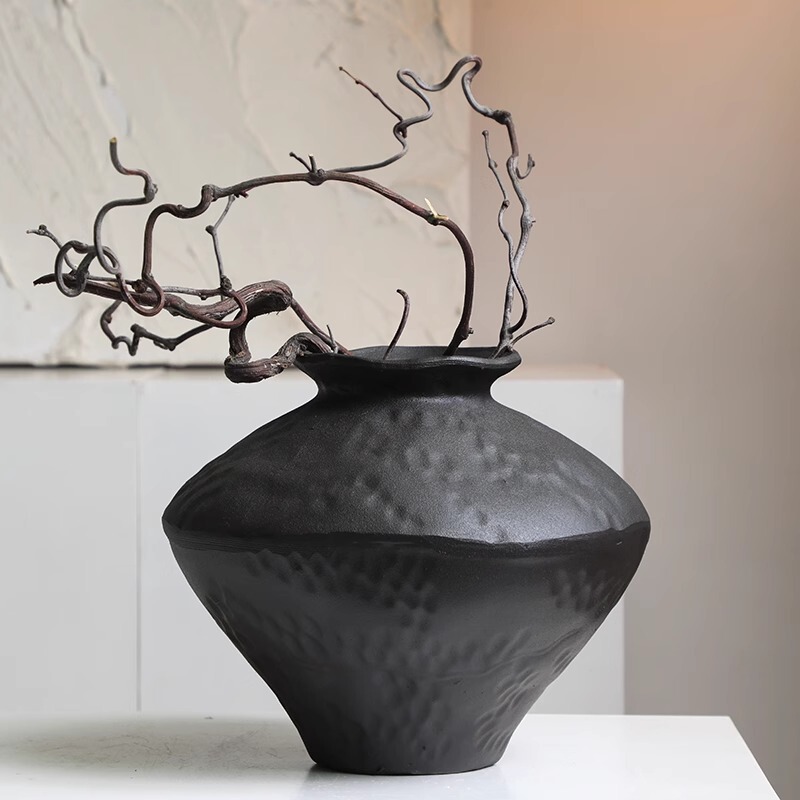 Wabi-Sabi Style Black Coarse Pottery Jar, New Chinese-Style Retro Zen Ceramic Vase Ornament for Guesthouses, Tea Rooms, and Hotels