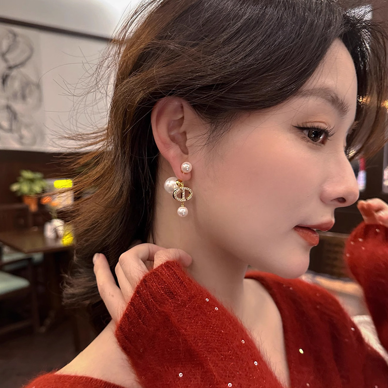 A pair of exaggerated lightweight luxury silver needle earrings with zirconia pearls, unisex small earrings, wholesale drop earrings