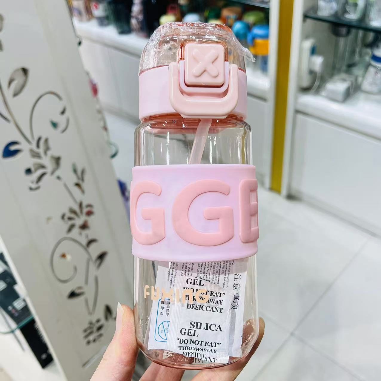 Jinshi 2024 nuevo estilo de taza de agua de plástico de 700ml de gran capacidad con revestimiento de silicona taza de paja fábrica al por mayor