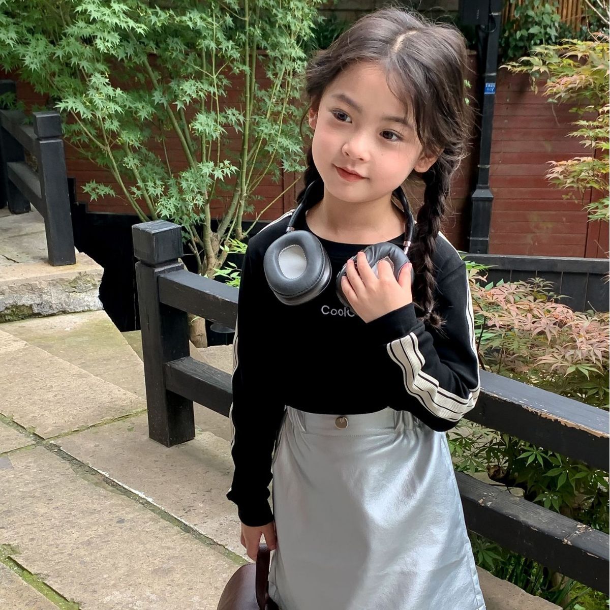 Camiseta para niños 2023 otoño ropa para niños costura de manga larga Camiseta femenina bebé moda camisa de fondo negro top de las niñas