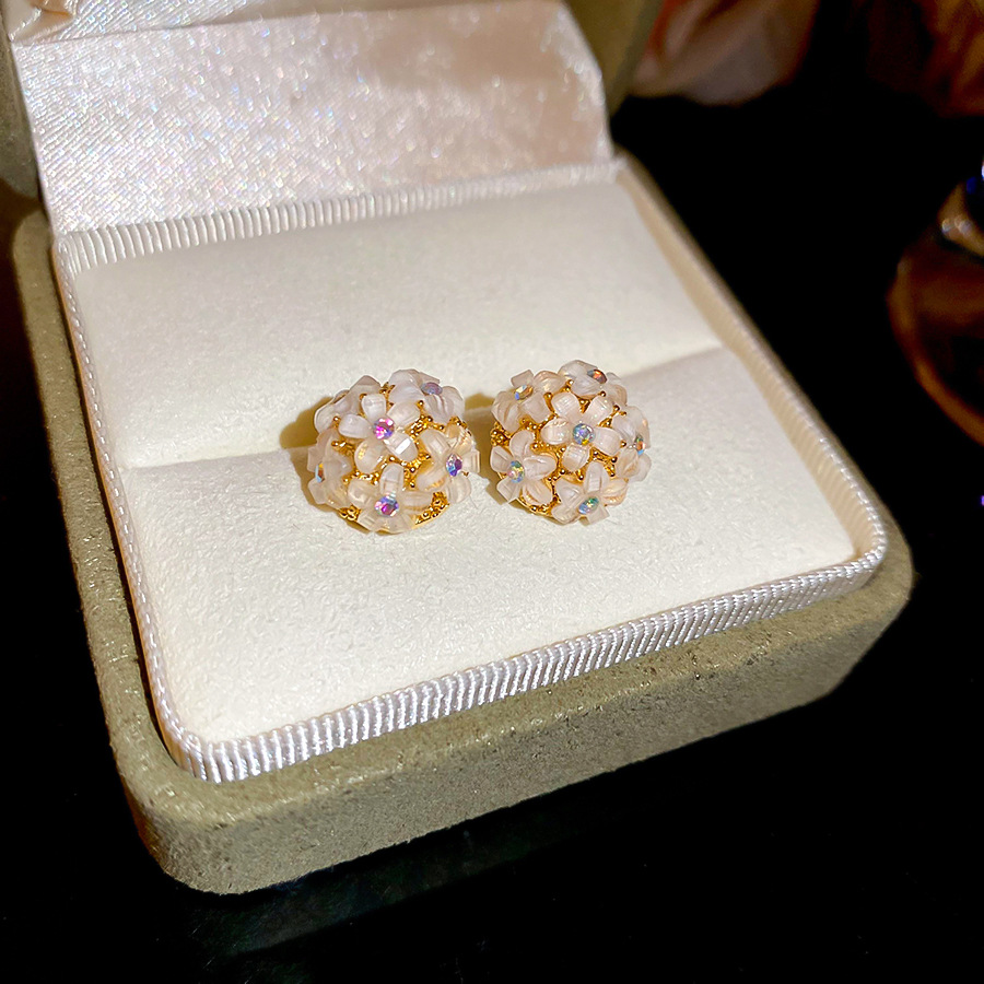 Pendientes de flores de aguja plateada de galvanoplastia de oro real de 18k Pendientes de todo fósforo de moda dulce y exquisito Pendientes de alta gama de lujo ligero para mujer