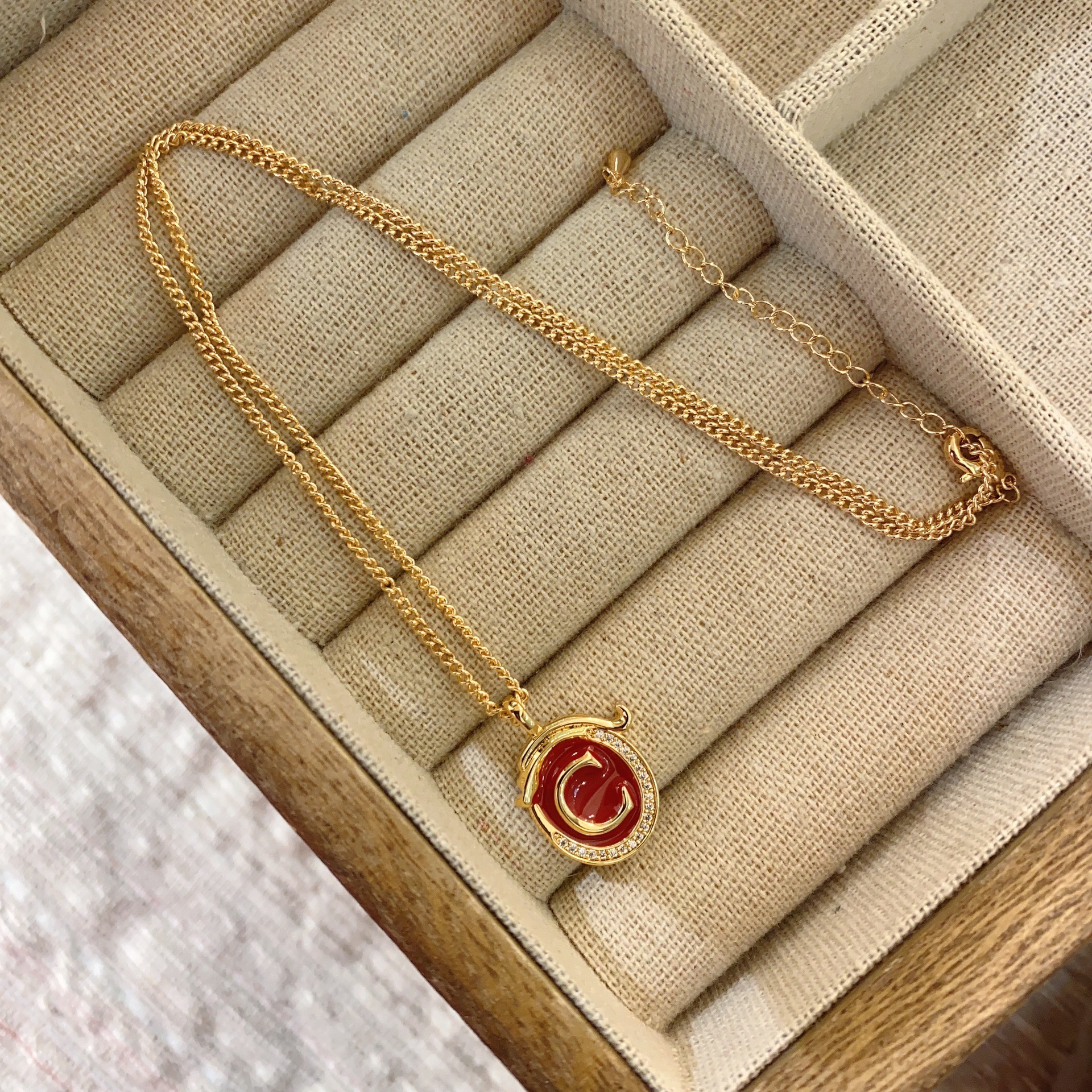 Collar de Año Nuevo rojo para mujeres 2024 nuevo popular gota esmalte auspicioso dragón año suéter cadena moda todo partido Otoño e Invierno collar