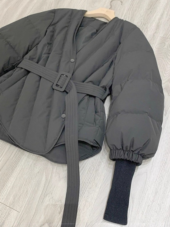 Small short down jacket women's winter 2022 new coat V-neck waist slimming small design sense niche