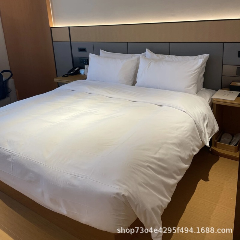 清潔で柔らかい時代の使い捨ての4セットの旅行ホテルのシーツはダブルベッドの上の用品をかぶせて汚れた寝袋をあけます。|undefined