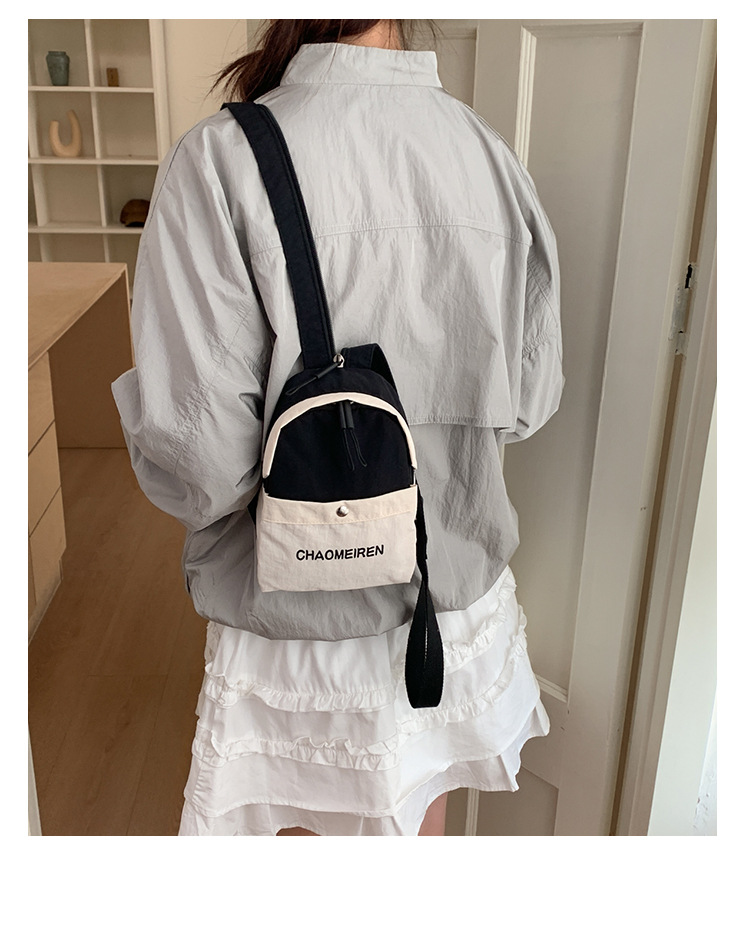 Mała torba w blokach kolorów, stylowy plecak z płótna, niszowy design, mini plecak_voghion.com