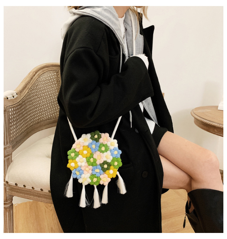 Women's Medium Cotton And Linen Flower Cute Tassel Round Magnetic Buckle Crossbody Bag display picture 3