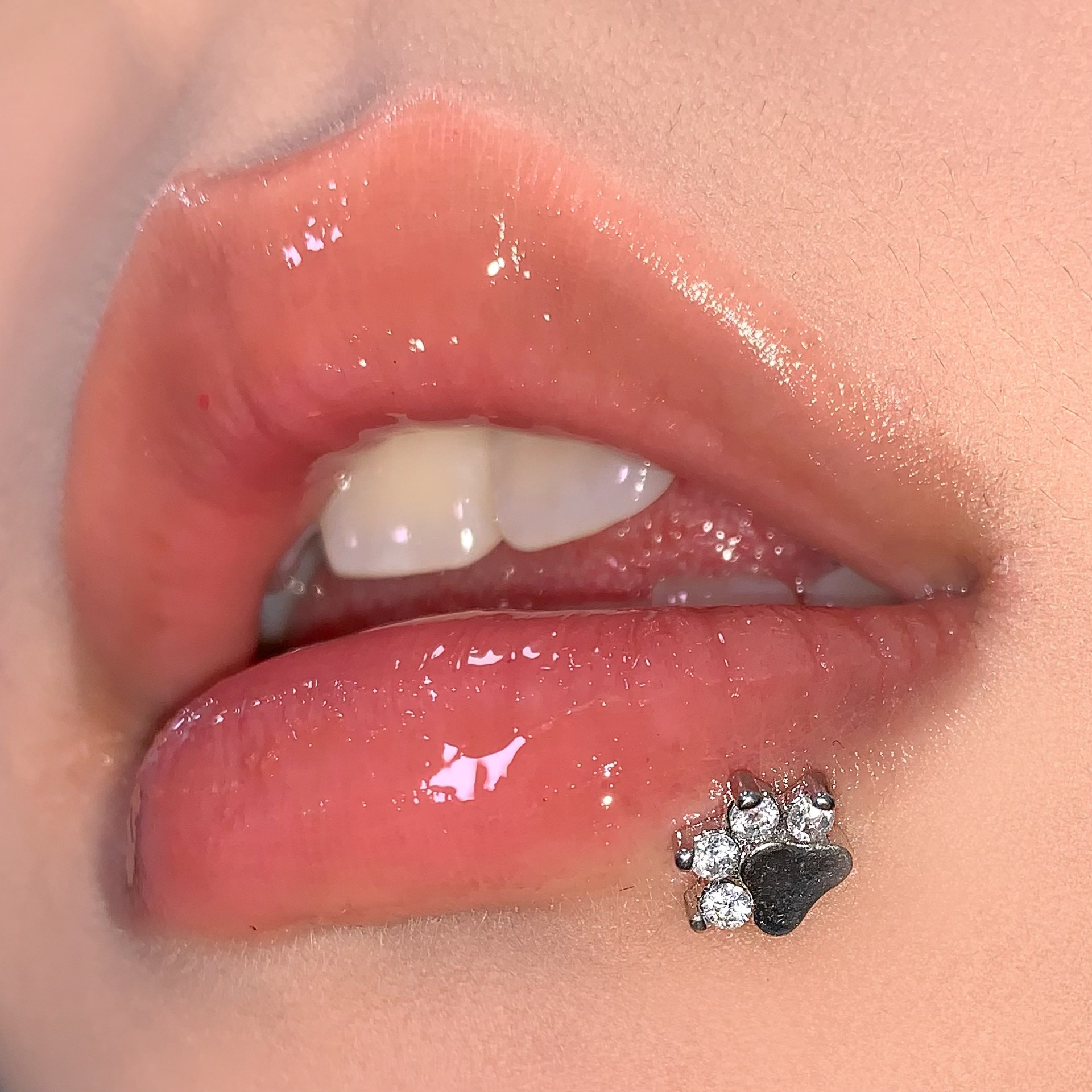 Silver pointed spike labret stud material detail