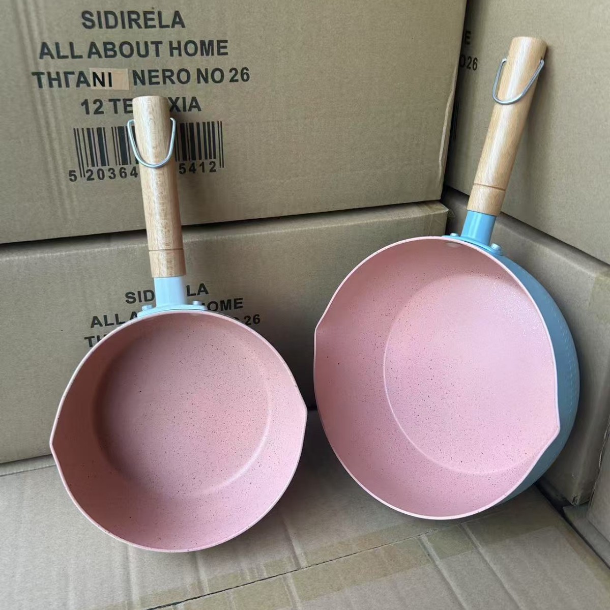 Una persona usa una olla de cocción, olla pequeña, olla de sopa, olla de nieve, olla de leche pequeña, olla antiadherente, fideos, olla de fideos instantáneos, estufa de gas doméstica